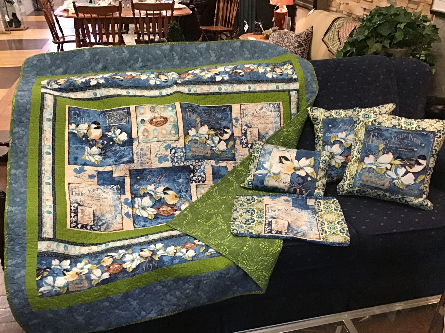 Handmade Quilt w Throw Pillows