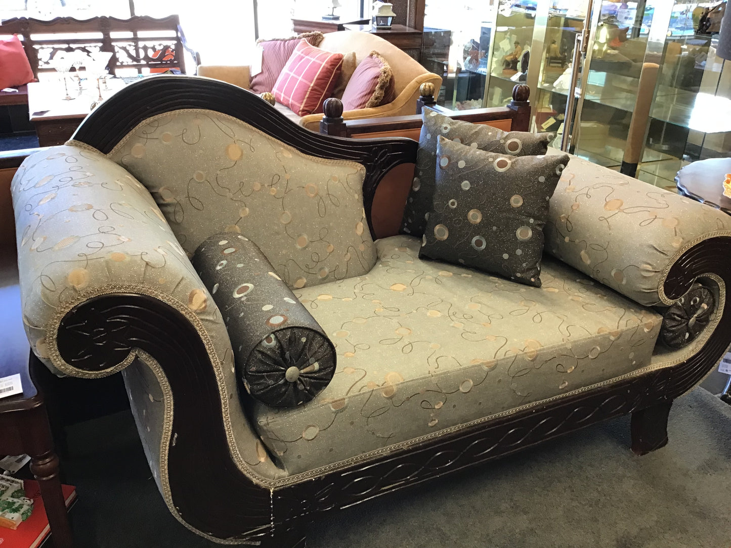 Gorgeous Lounge w Throw Pillows