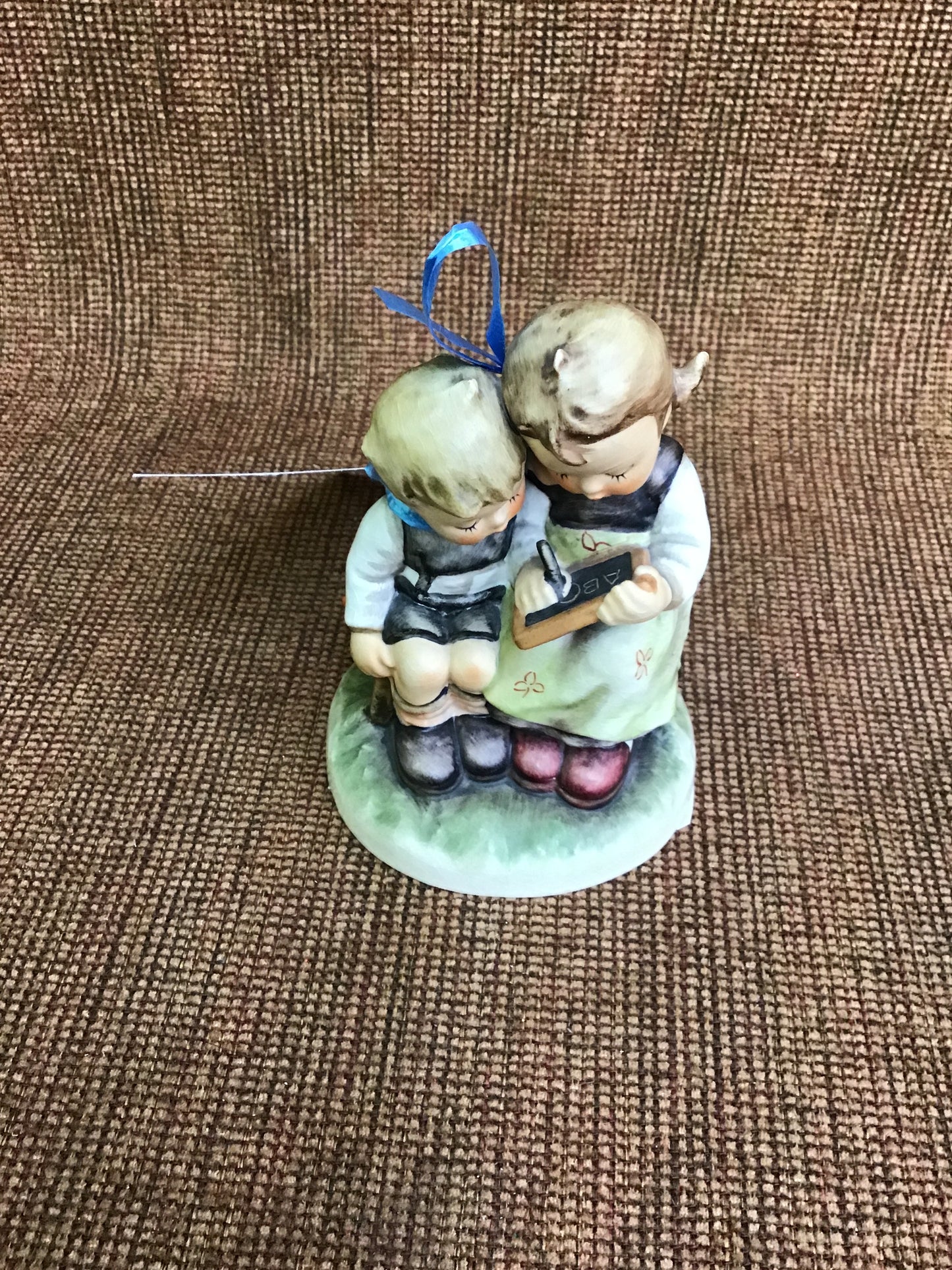 Hummel Figurine 'The Smart Little Sister'