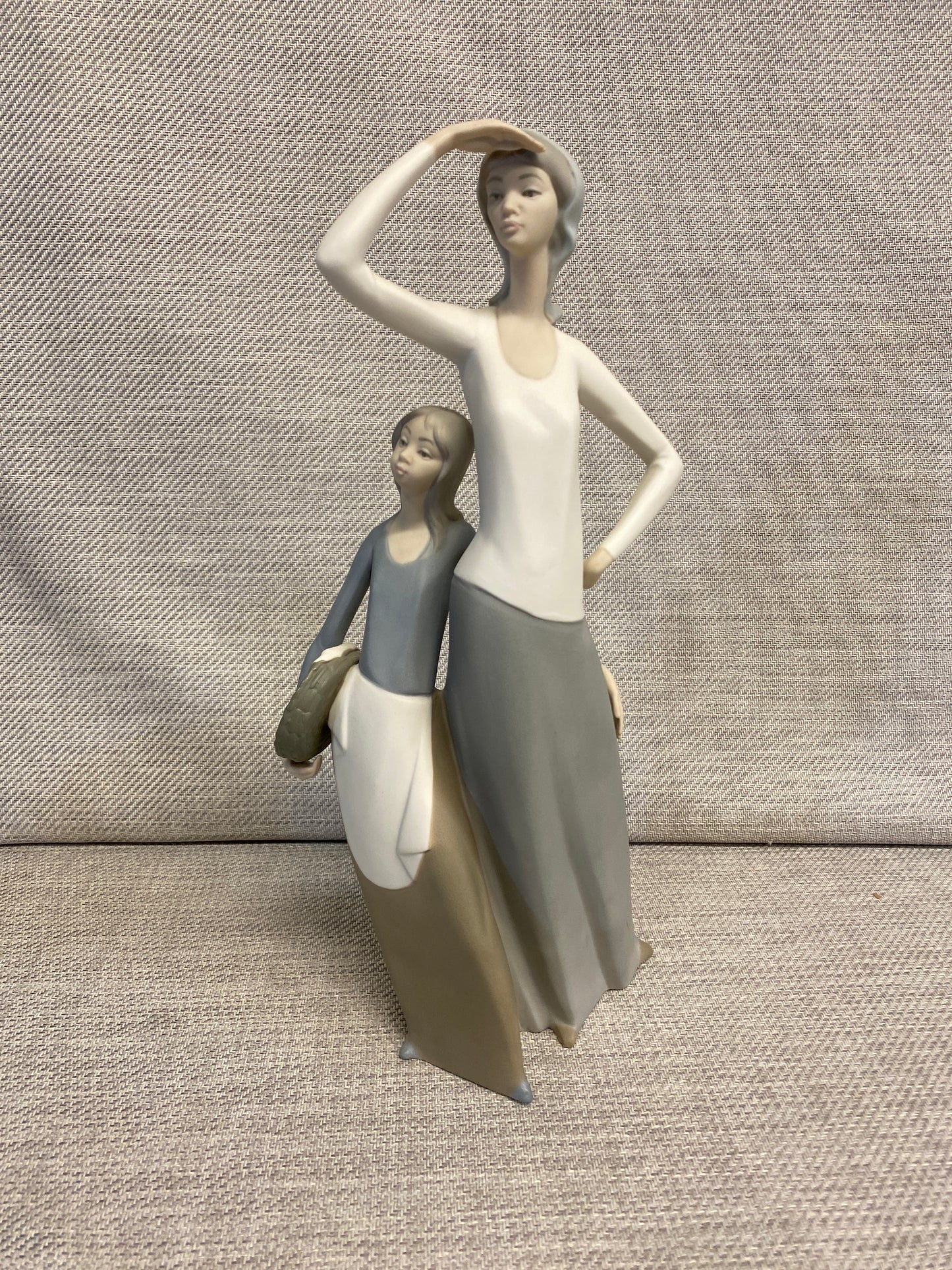 Nao Figurine - Looking At The Horizon