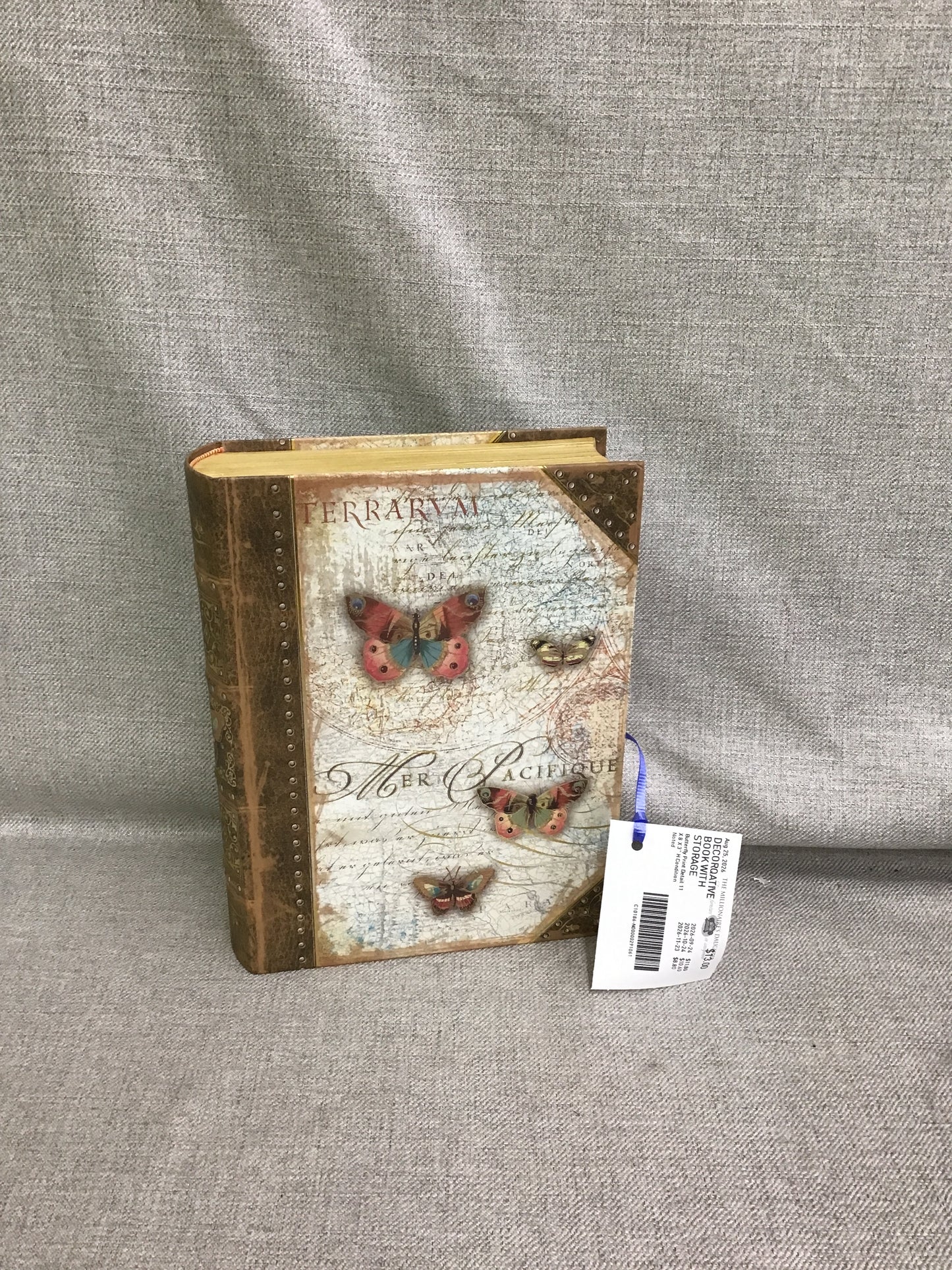 DECORQATIVE BOOK WITH STORAGE