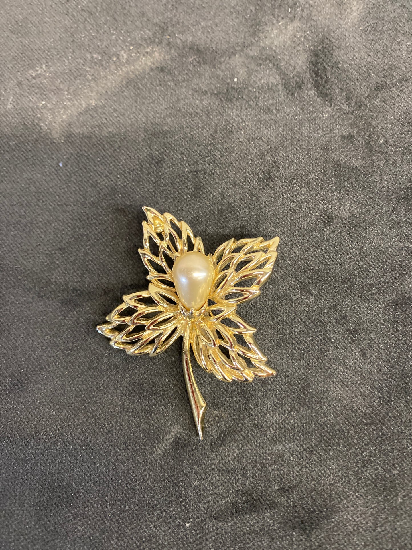 Brooch - Leaf With Pearl