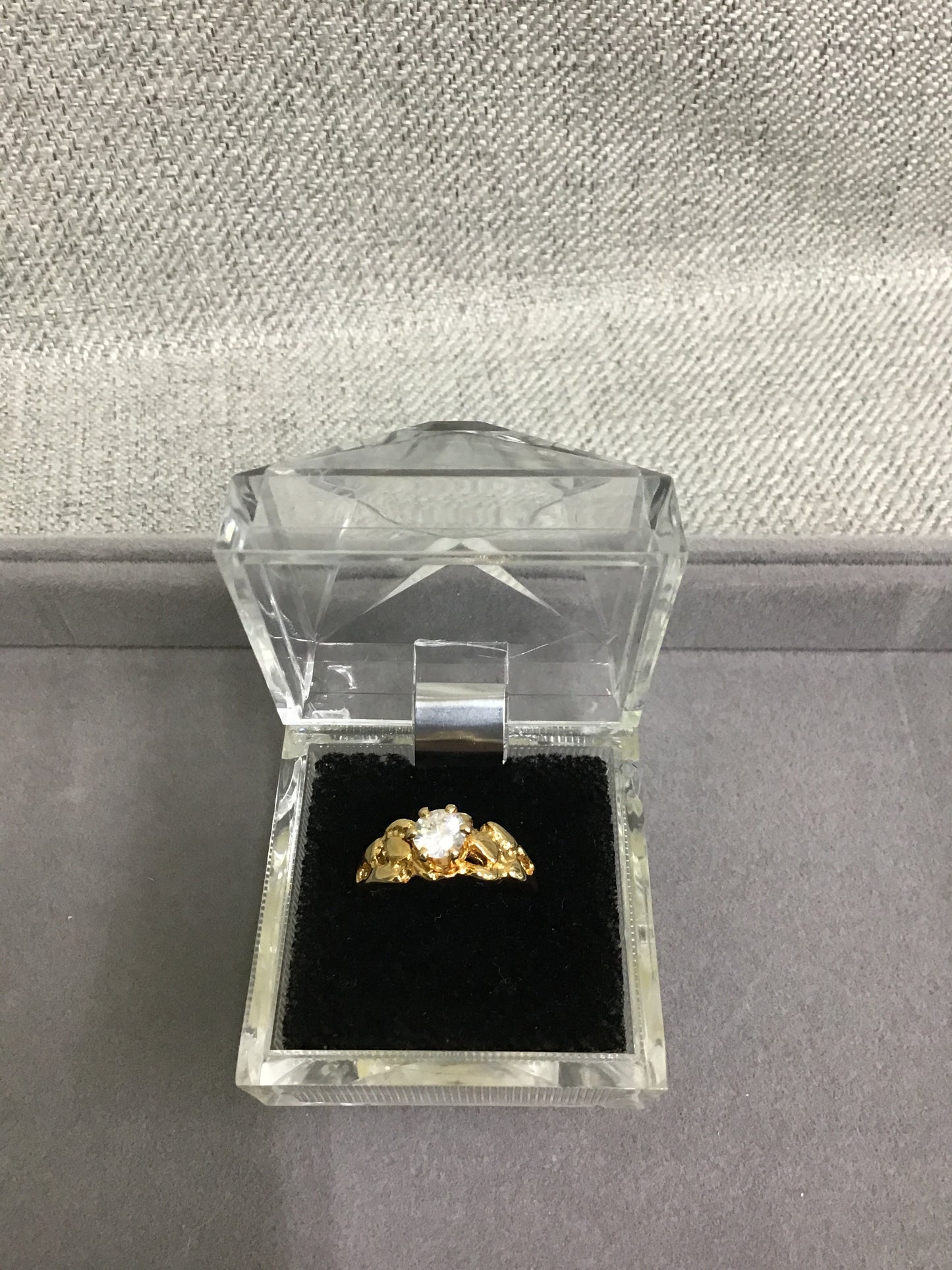 Pretty! Womens Gold Ring w Box