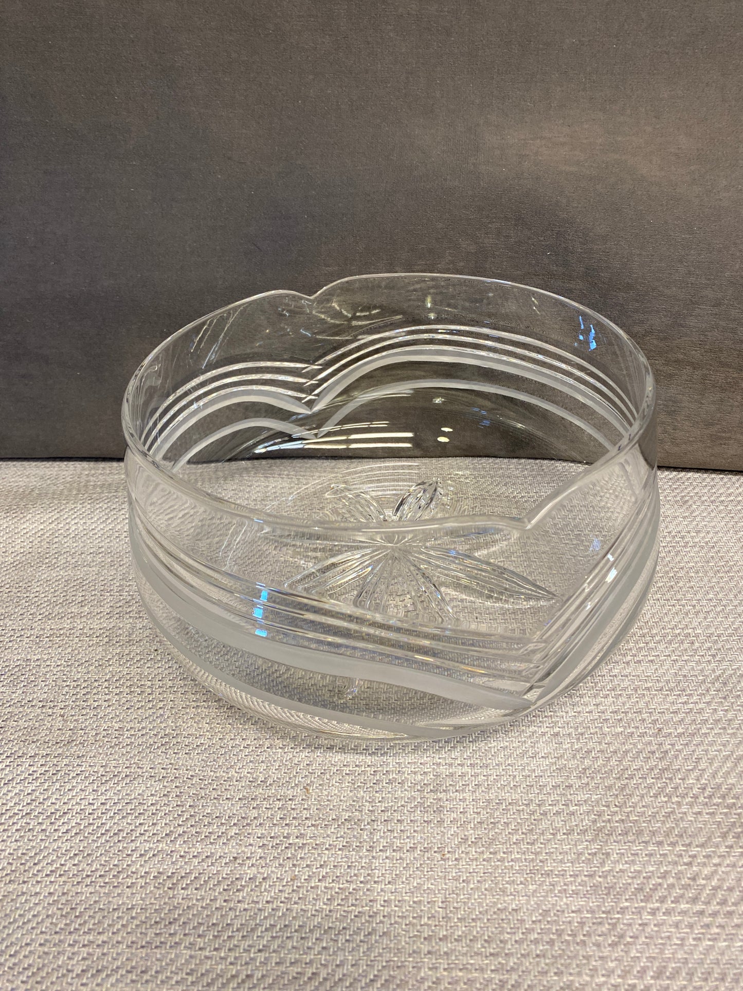 Rd Crystal Glass Bowl - Wavy Lines