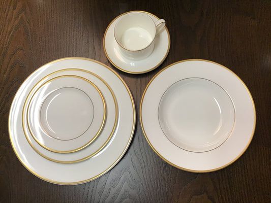 Royal Doulton 'Alice' 5 Place Set