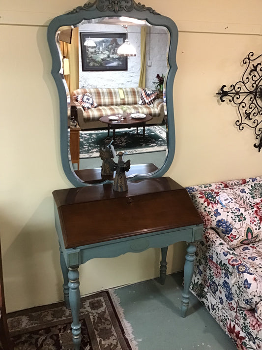 Pretty! Ladies Desk w Mirror