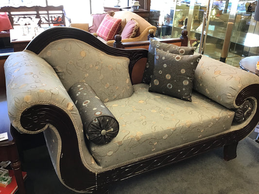 Gorgeous Lounge w Throw Pillows