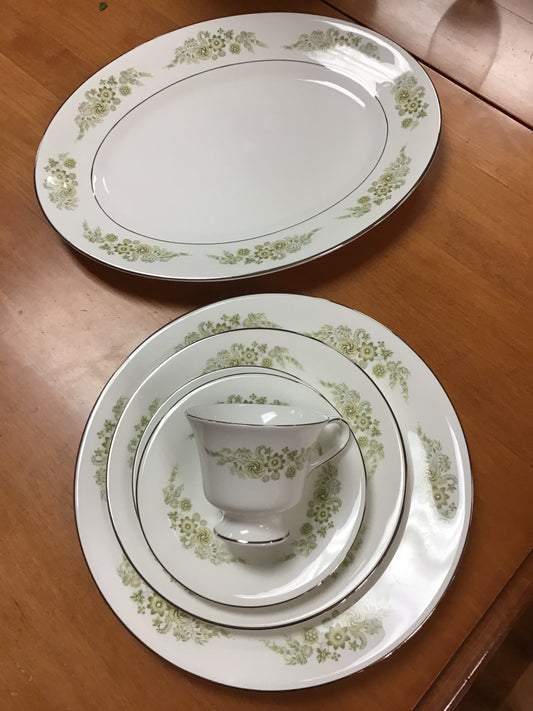 Wedgwood 'Caroline' 10 Place Setting