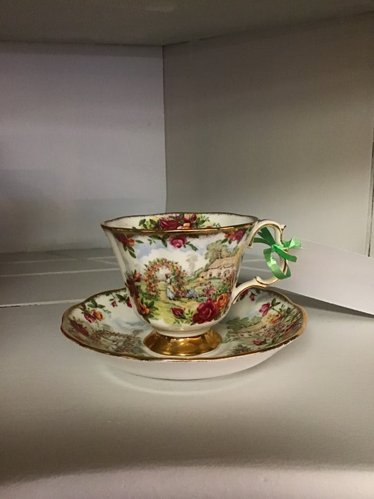 Garden Scene 'Old Country Roses' Teacup & Saucer