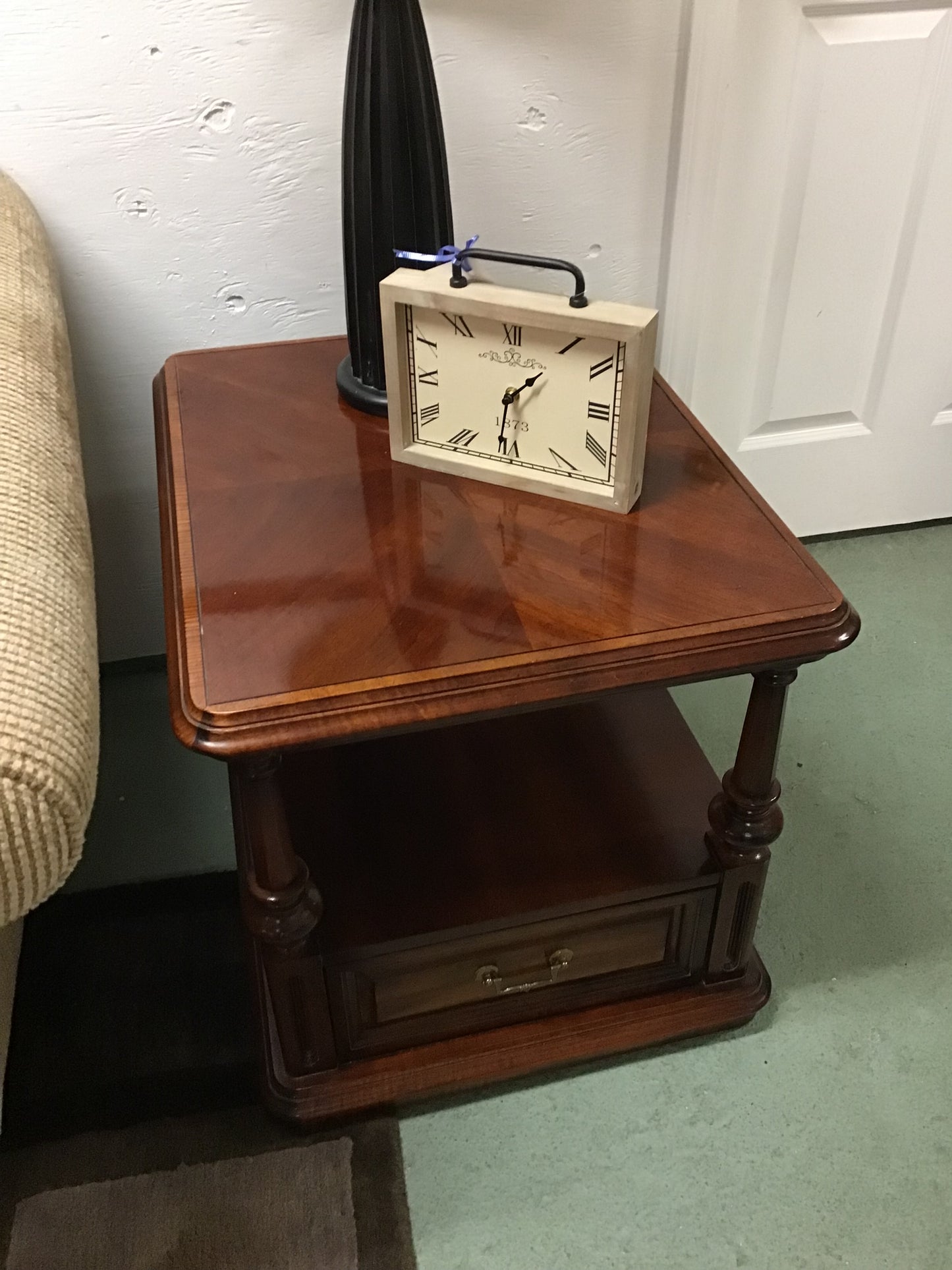Meubles Strathrow Furniture Side Table