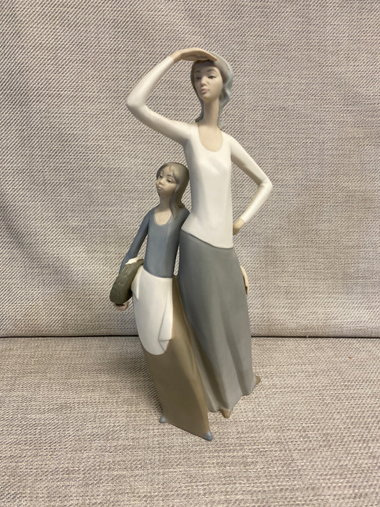 Nao Figurine - Looking At The Horizon