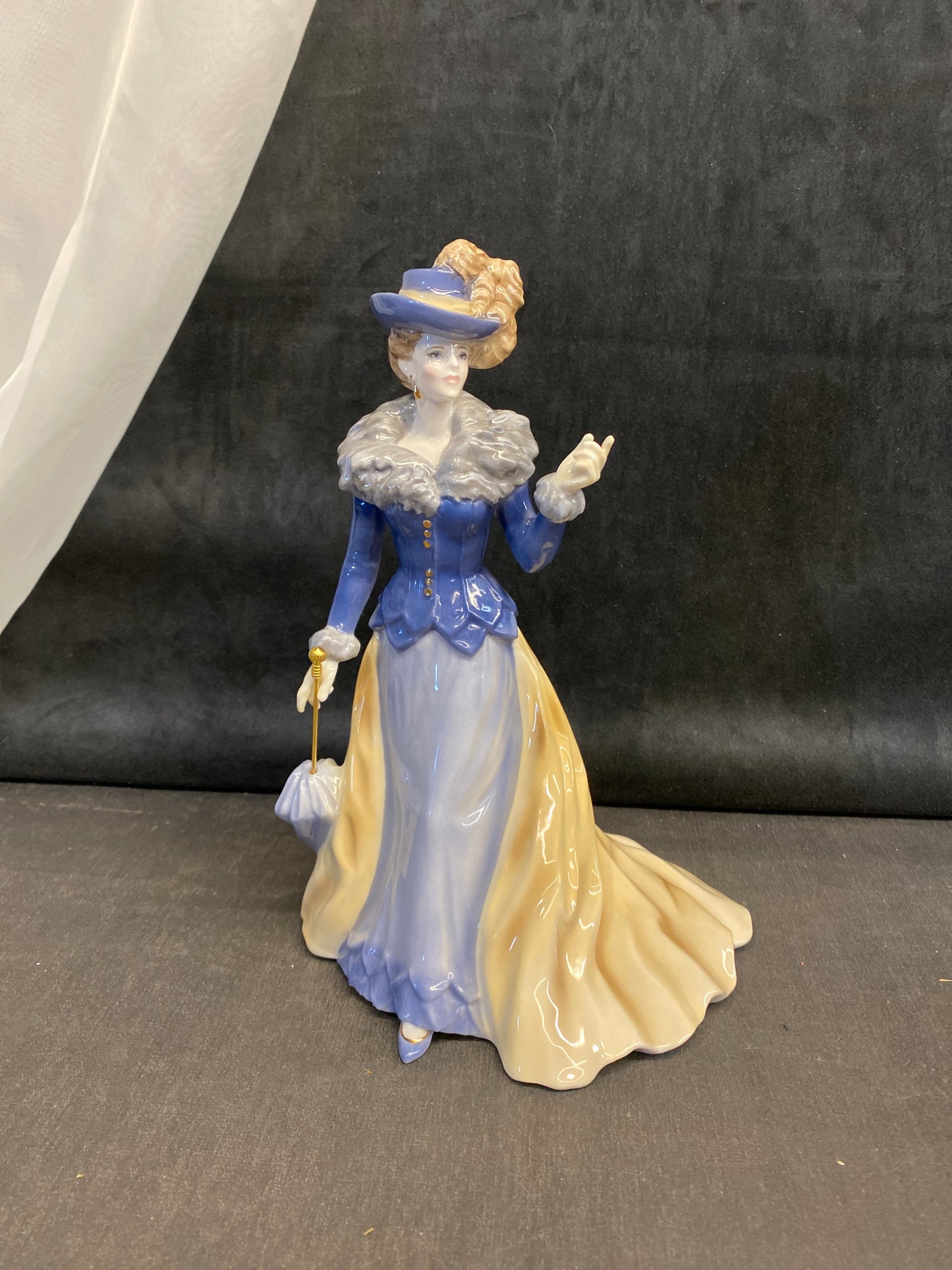 Royal Worcester Figurine "Elizabeth"