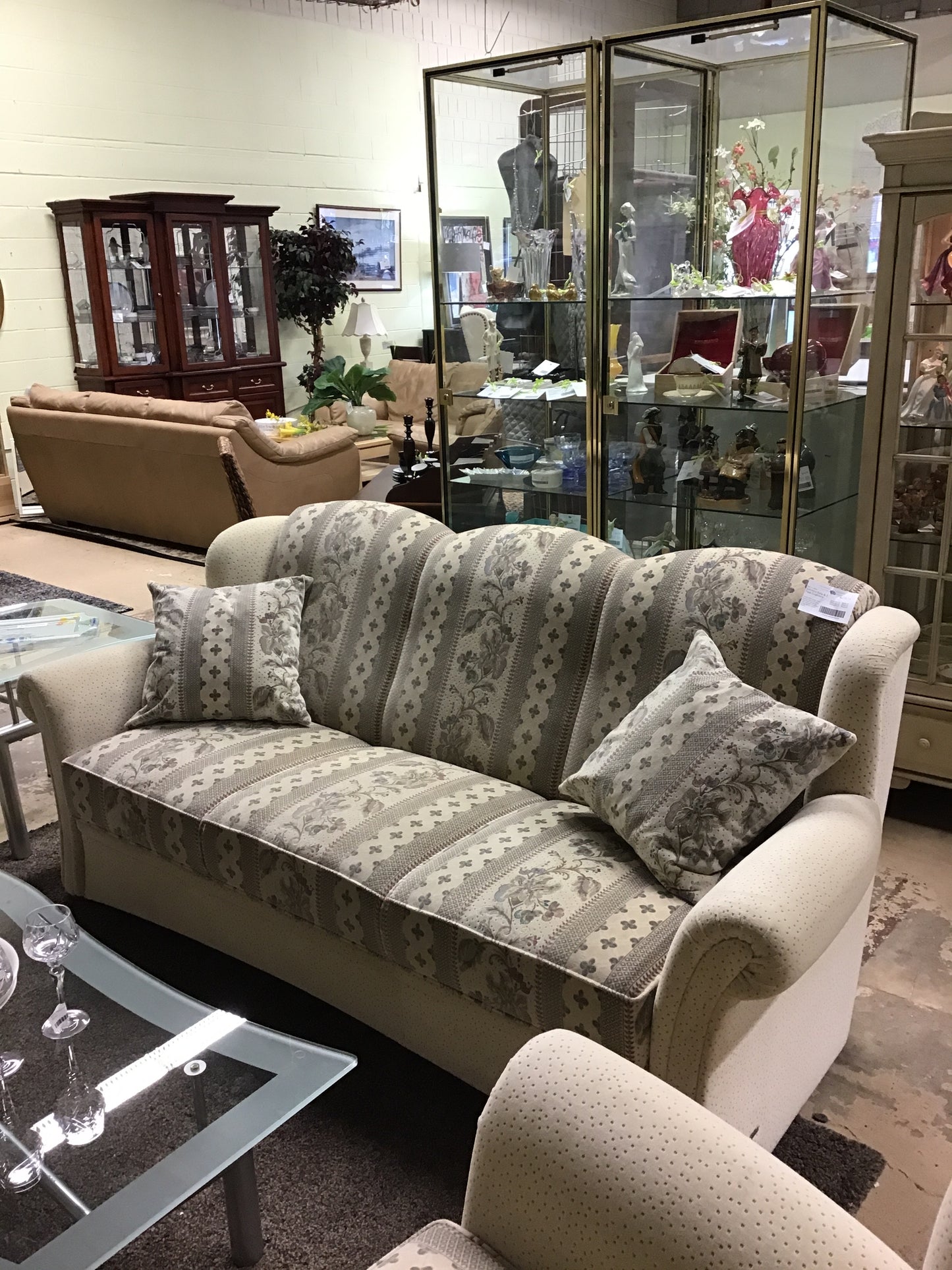 Schrono Sofa & 2 Toss Cushions