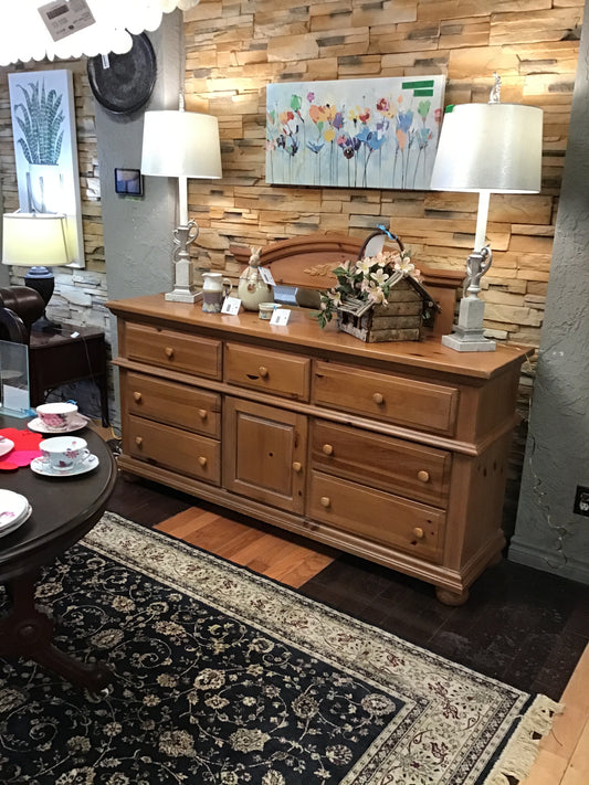 Vaughan Bassett Furniture Dresser w Mirror