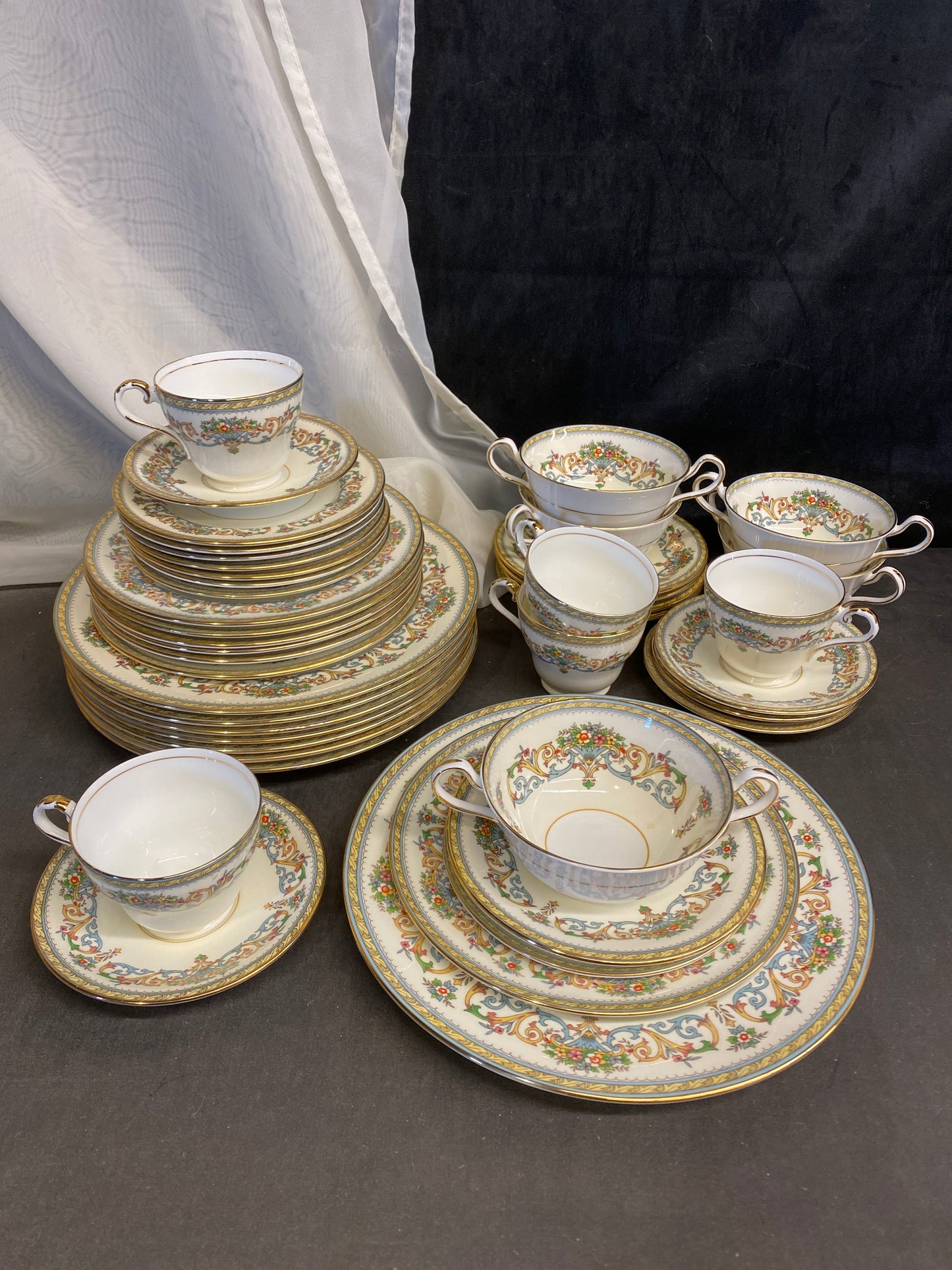 Aynsley 7PC Placesetting for 5 plus...