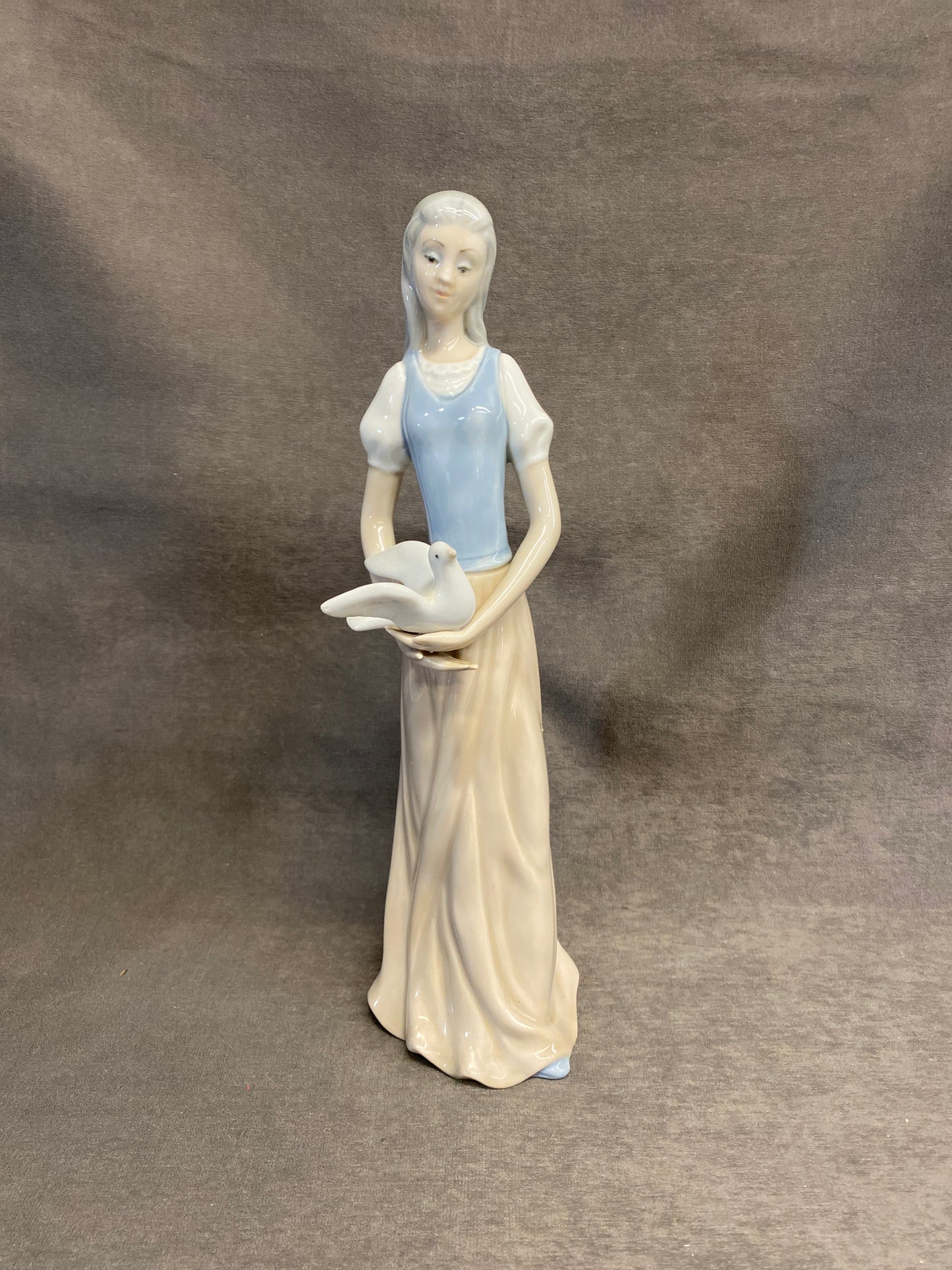 Tengra Figurine - Girl With Dove
