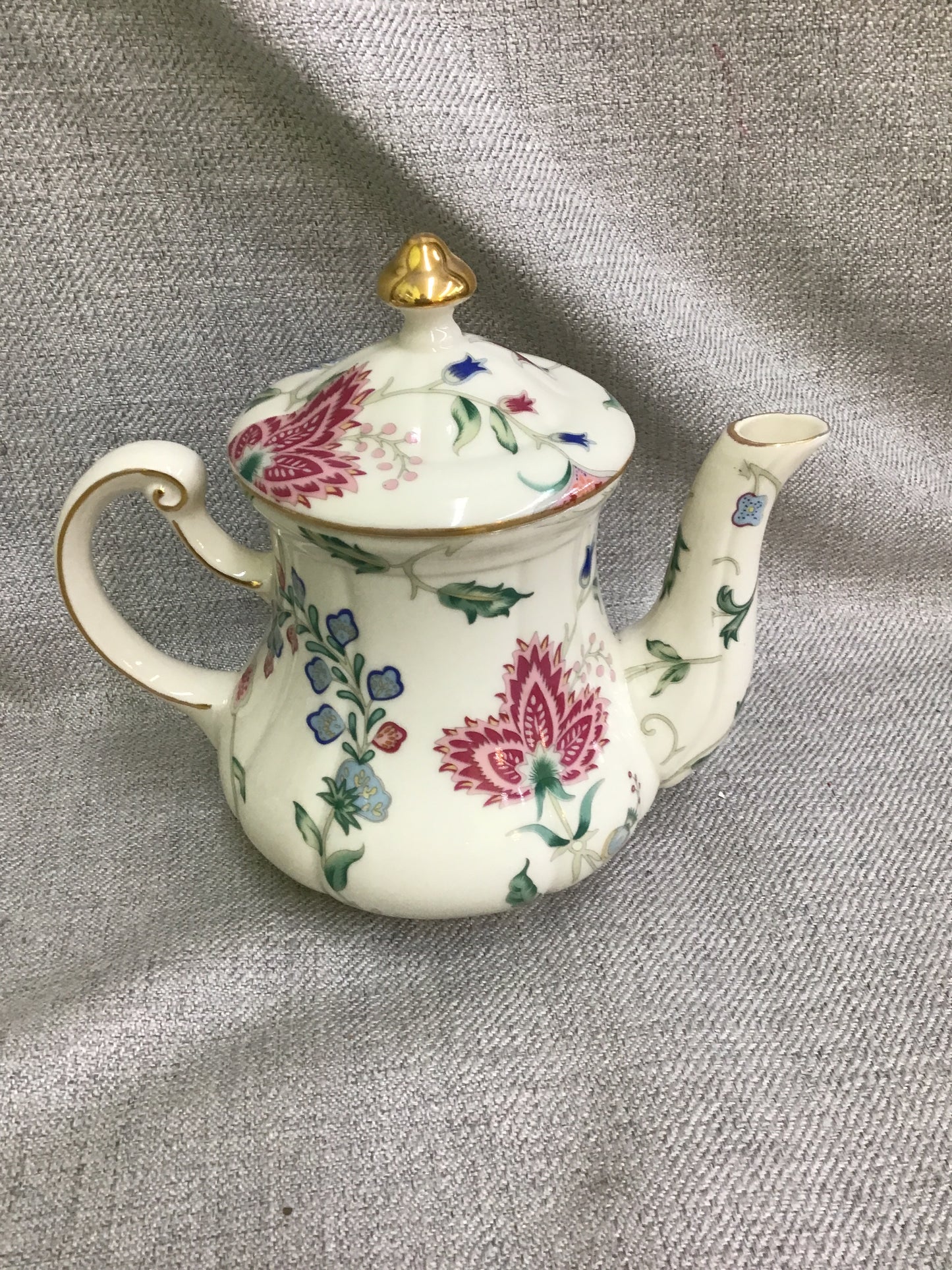 'Chatsworth' by Skye McGhie Teapot