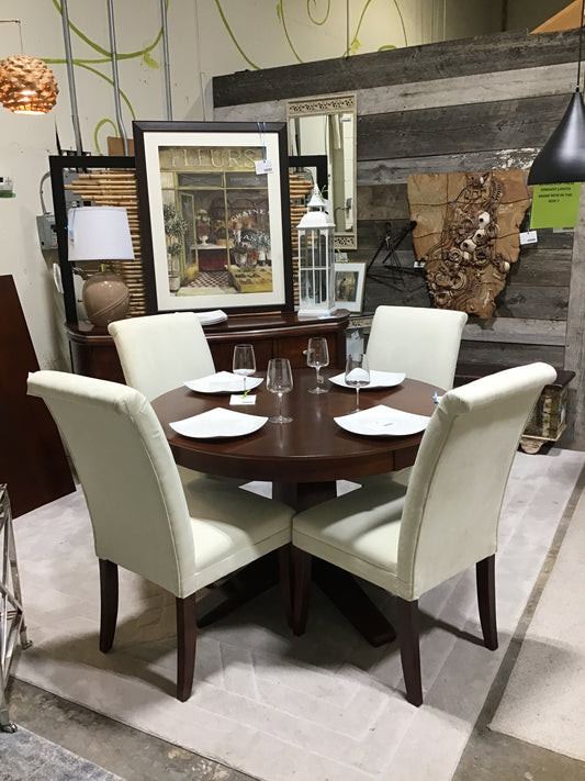 Mobilia Dining Table & 4 Chairs
