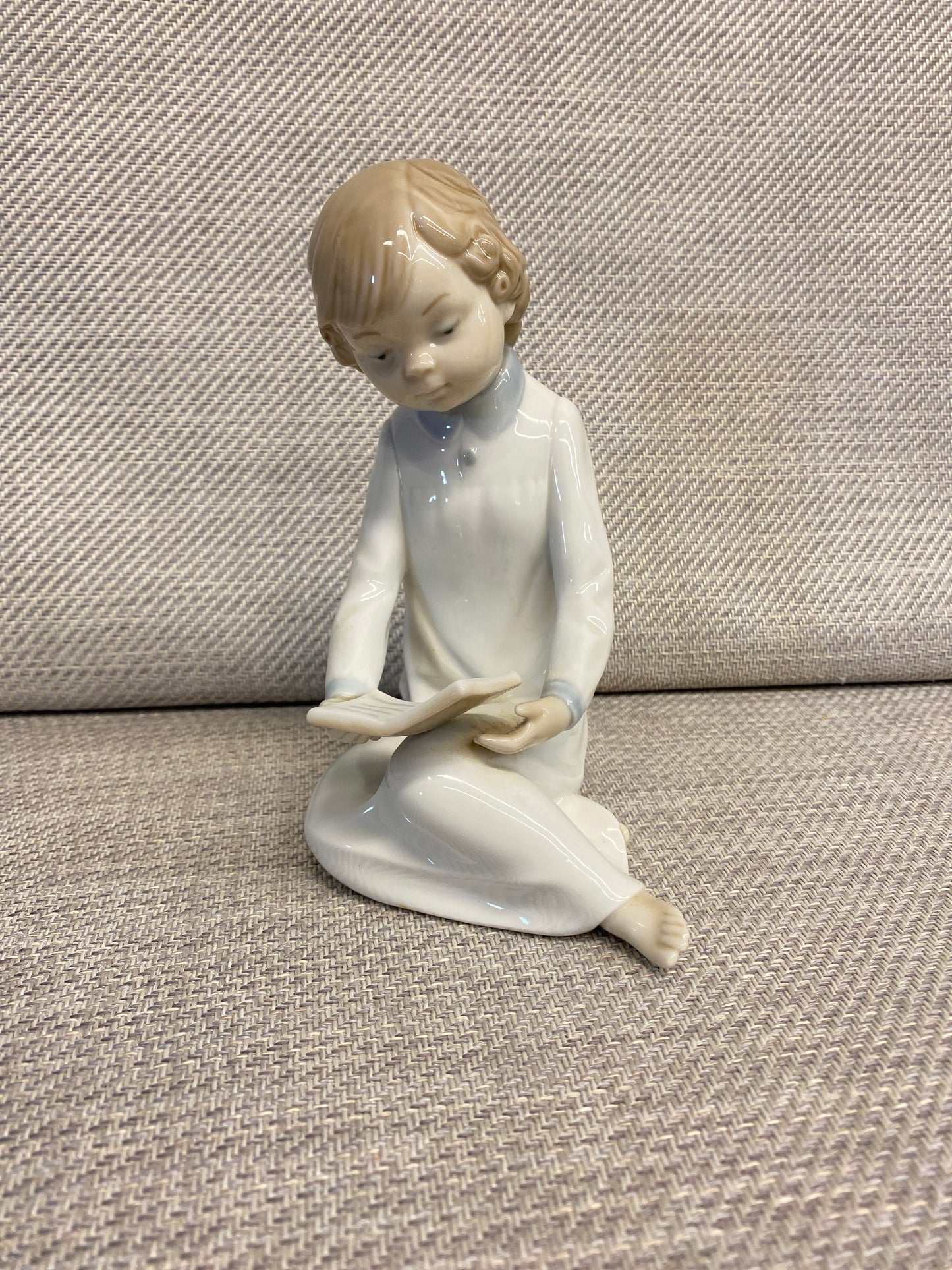Nao Figurine - Boy Reading