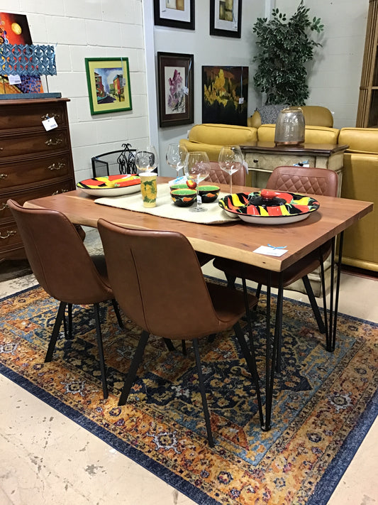 Structube Mid Century Table & 4 Chairs