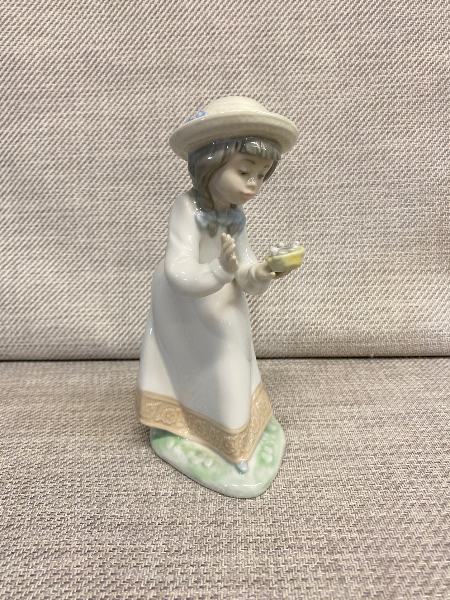 Nao Figurine - Girl With Bird's Nest