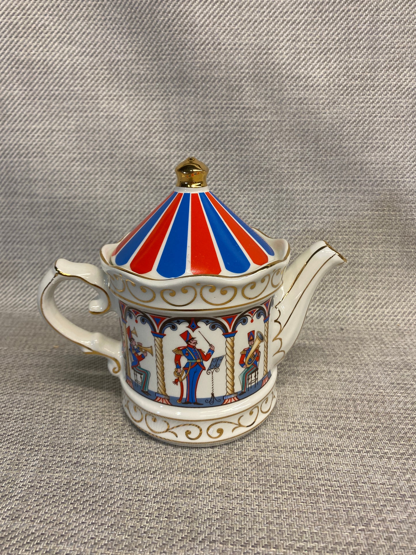 Sadler Teapot - Bandstand