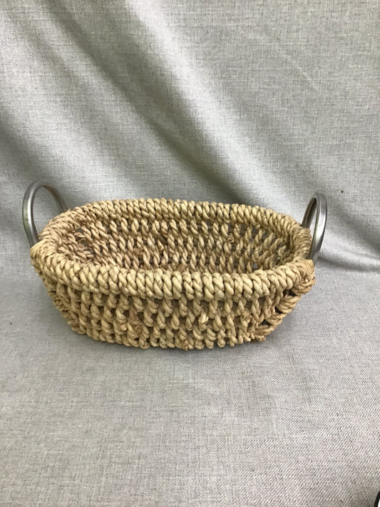 Basket w Metal Handle