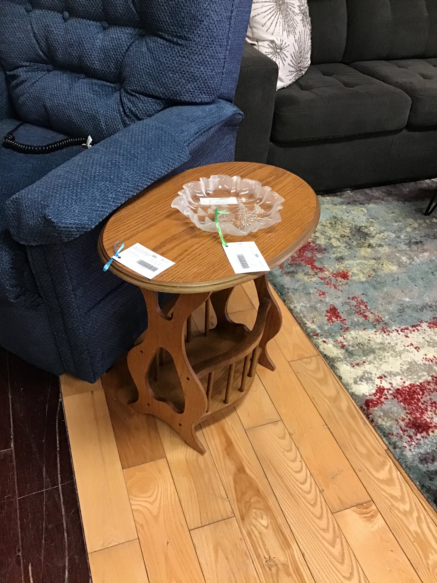 Oval Side Table w Magazine Holder